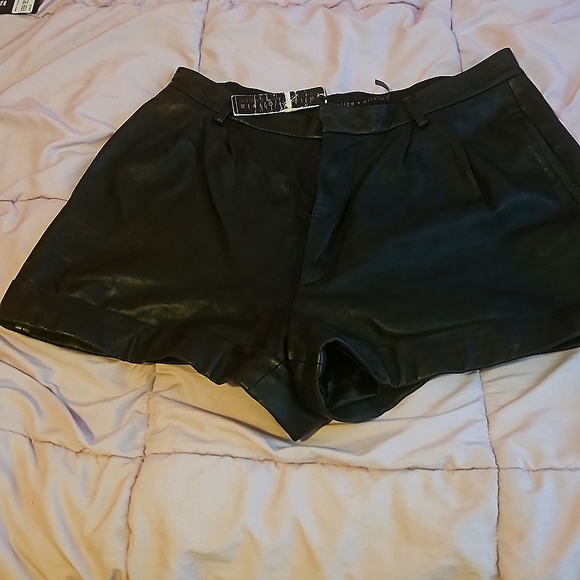 Alice & Olivia leather shorts sz 6 black